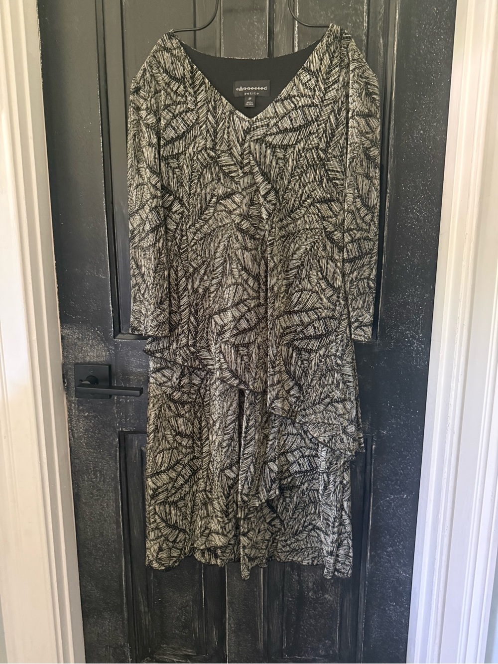 connected apparel Black & Cream Patterned Long Sleeve V-Neck Dress